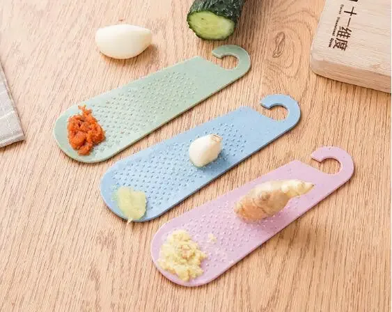 

Wheat Straw Plastic Twist Board Practical Kitchen Utility Gadgets Food Grinder Mills Garlic Presses Fruit Vegetable Tools NX 017