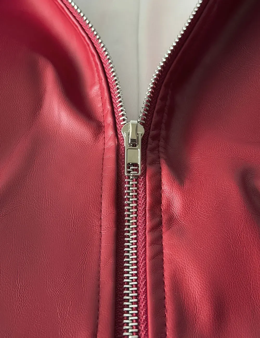 Schicke Damenjacke aus Kunstleder, mehrfarbig, mit Reißverschluss, im Motorradstil, schmal geschnitten, kurze Oberbekleidung für Herbst und Winter, ideal für den täglichen Gebrauch und als Streetwear. – Detail 3