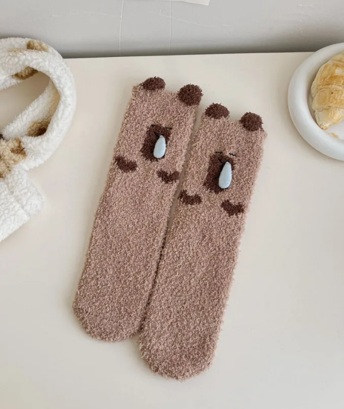 Calcetines gruesos de lana Coral para mujer, calcetines para dormir en casa con bordado de dibujos animados, calcetines antideslizantes para el suelo