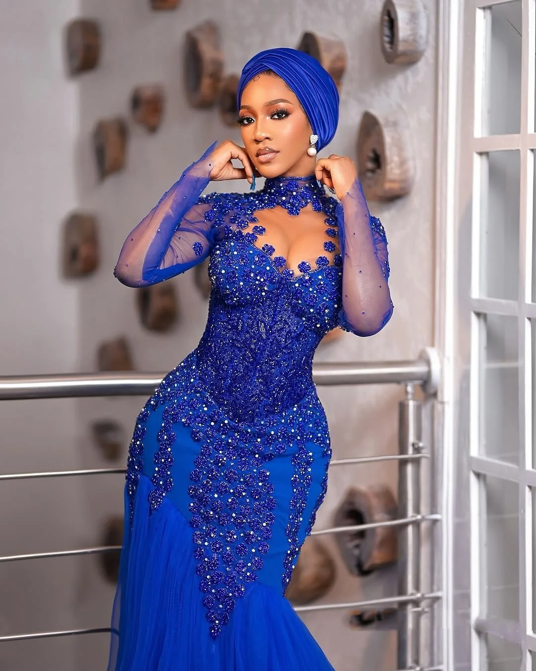 Vestidos de noche de tul de sirena plisada Aso Ebi Vestidos de fiesta de color azul real con mangas Vestido formal largo y magnífico Apliques de cuentas