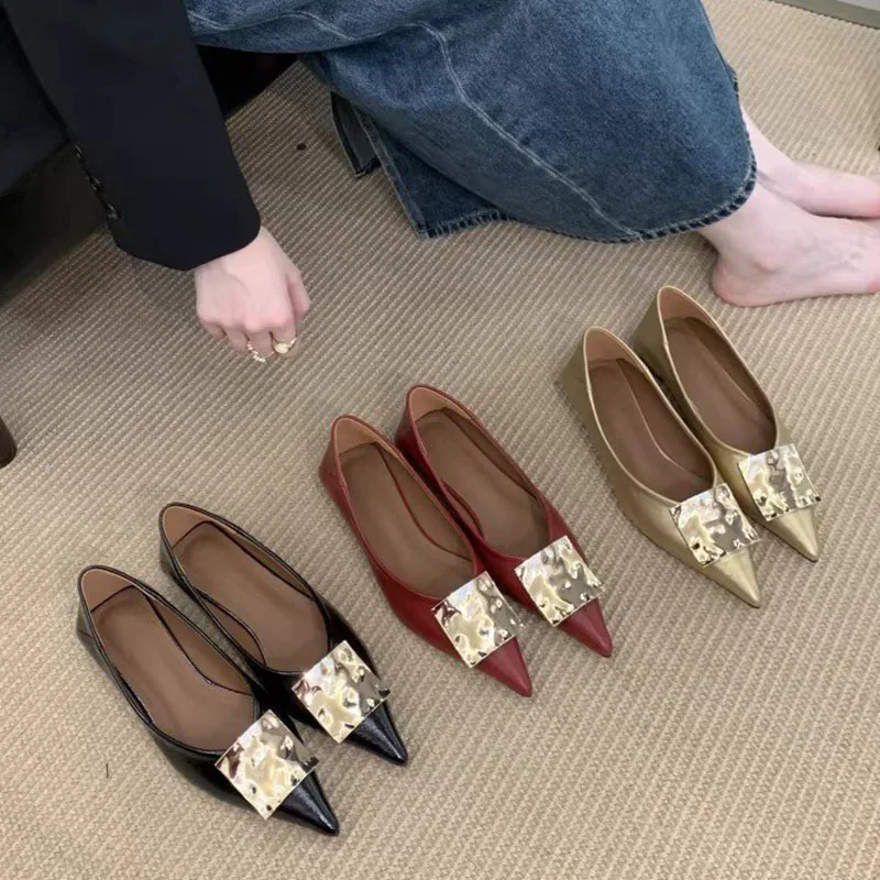 

Женские металлические сандалии с квадратной пряжкой, французские элегантные модные туфли в стиле ретро с острым носком, весенние новые туфли на плоской подошве для свадьбы и к платью