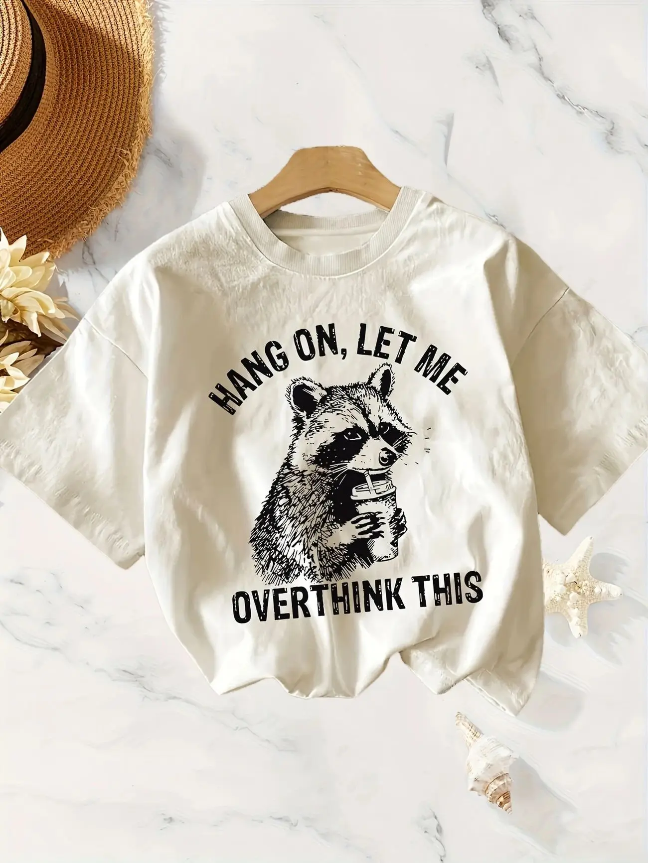 

Футболка больших размеров с забавным рисунком енота, бежевая с коротким рукавом и принтом «HANG ON, LET ME OVERTHINK THIS»