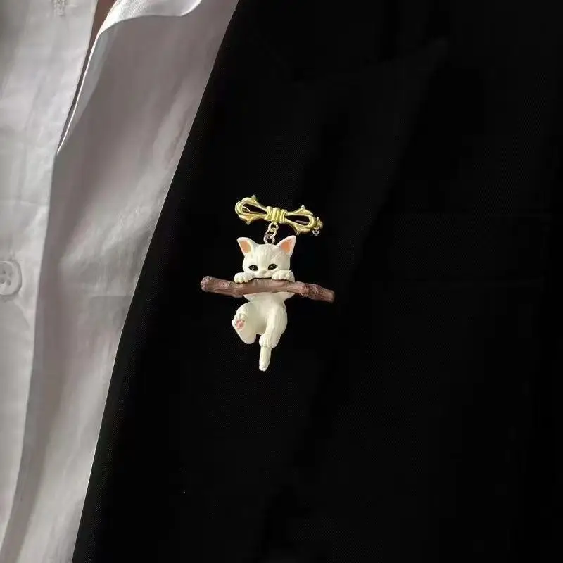 Green-eyed Cat Brooch Geometric Kitten Enamel Pin Lapel Pins Backpack Clothing Scarf Accessories Fashion Animal Jewelry Gift