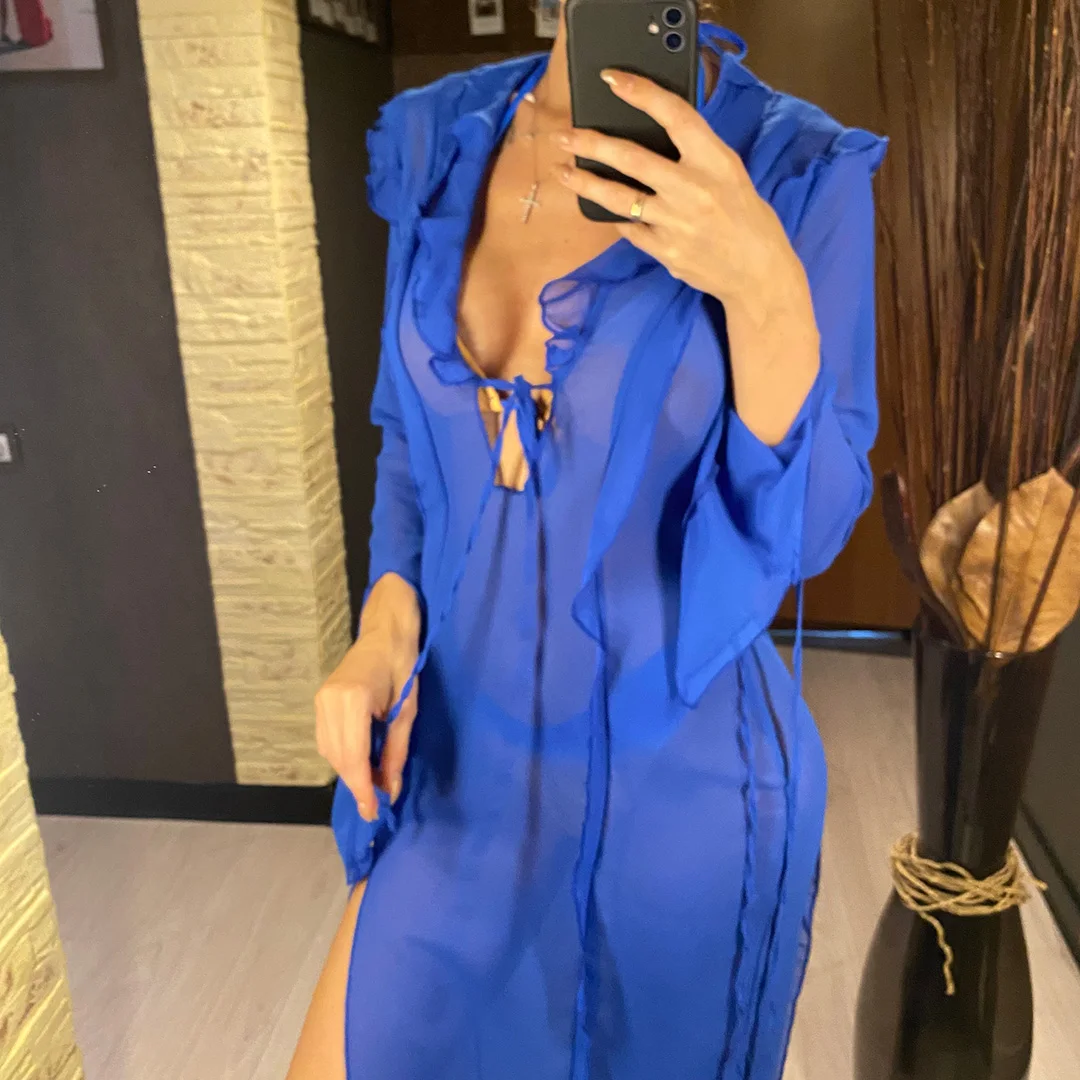 Langes Kleid mit tiefem V-Ausschnitt und hohem Schlitz, Rüschen, Strand-Cover-Up, Bikini-Cover-Up, Strandkleid, Strandmode, Damen V4440 – Detail 6