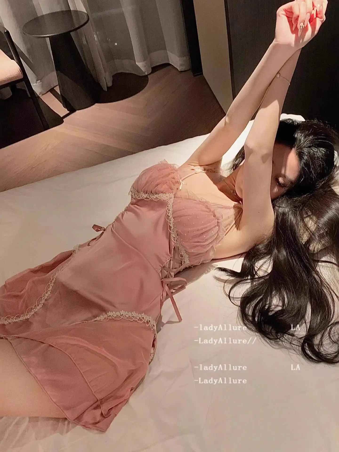 胸パッド付きレースフレンチピュアディザイアセクシーディープVネックサテンスリムフィットドレスバックレスディープVサスペンダーノースリーブドレスエレガントDQUC