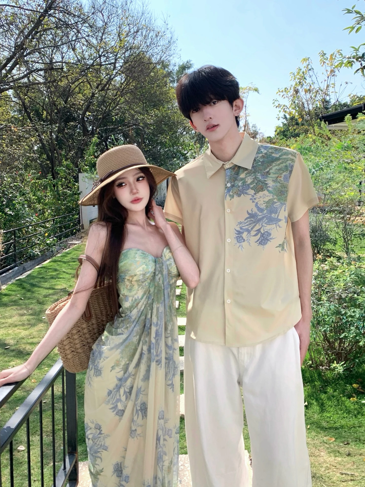 Camisa de Verão Estilo Férias para Casal com Estampa de Manga Curta e Vestido Tubo Estilo Tailandês para Praia (Um Vestido pa...