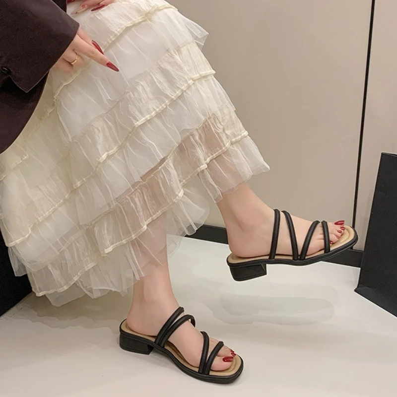 

Новые летние женские шлепанцы 2026 года для отдыха, с мягкой подошвой, для пляжа и улицы, кожаные, на плоской подошве, удобные женские тапочки