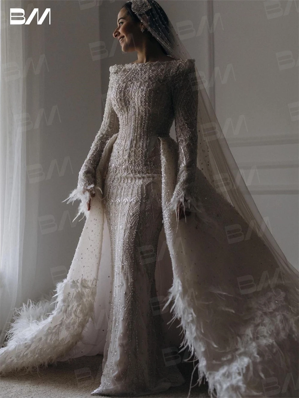 Feathered Luxury Beaded Wedding Dresses for Women 2025 Long Sleeve Arabic Bride Dresses Customized Long Chapel Train Bridal Gown