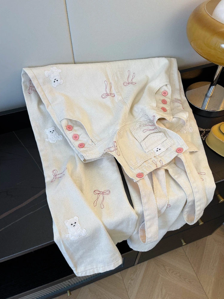 

Белоснежный джинсовый комбинезон с вышивкой мультяшного медведя для женщин осенью, свободный крой с высокой талией, дизайнерский комбинезон для похудения