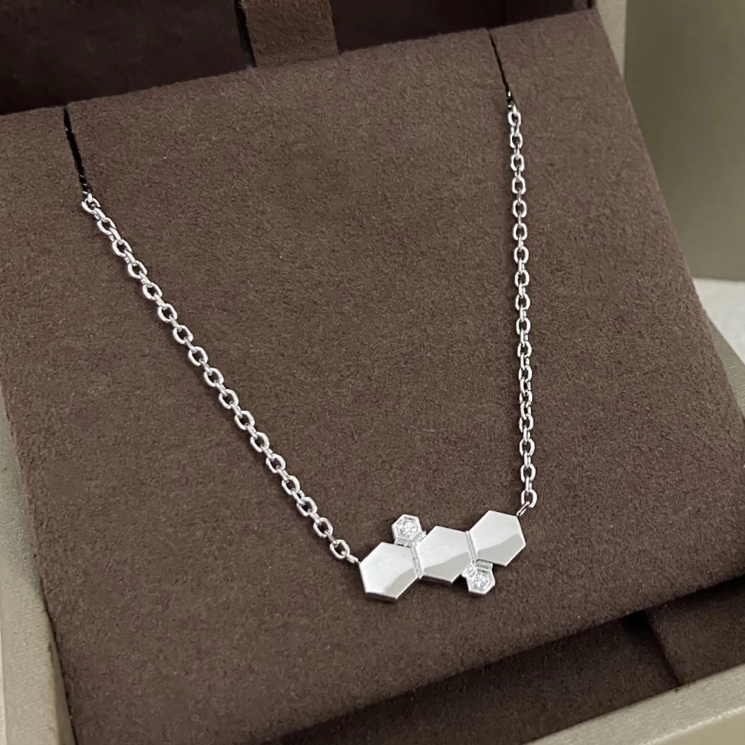 S925 Sterling Silber Diamantbesetzte Unregelmäßige Waben-Damenkette CNC-beschichtet 18K Bee My Love Halskette – Detail 1