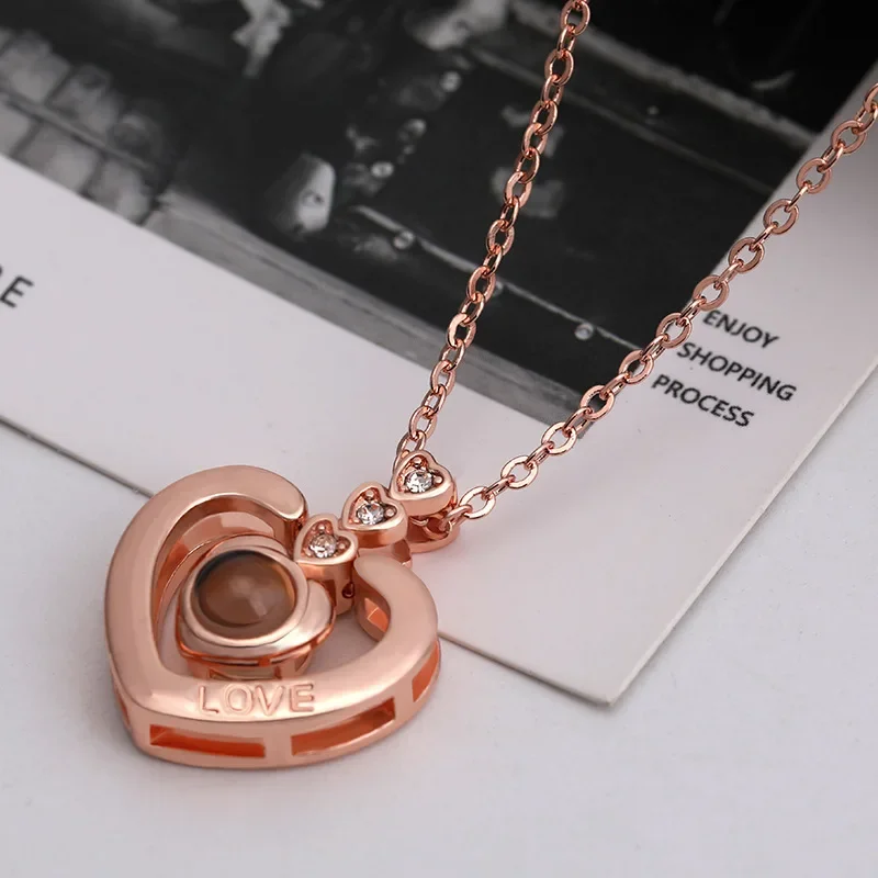 「100言語で愛してる プロジェクションメモリーネックレスアクセサリー」。 エレガントでレトロ