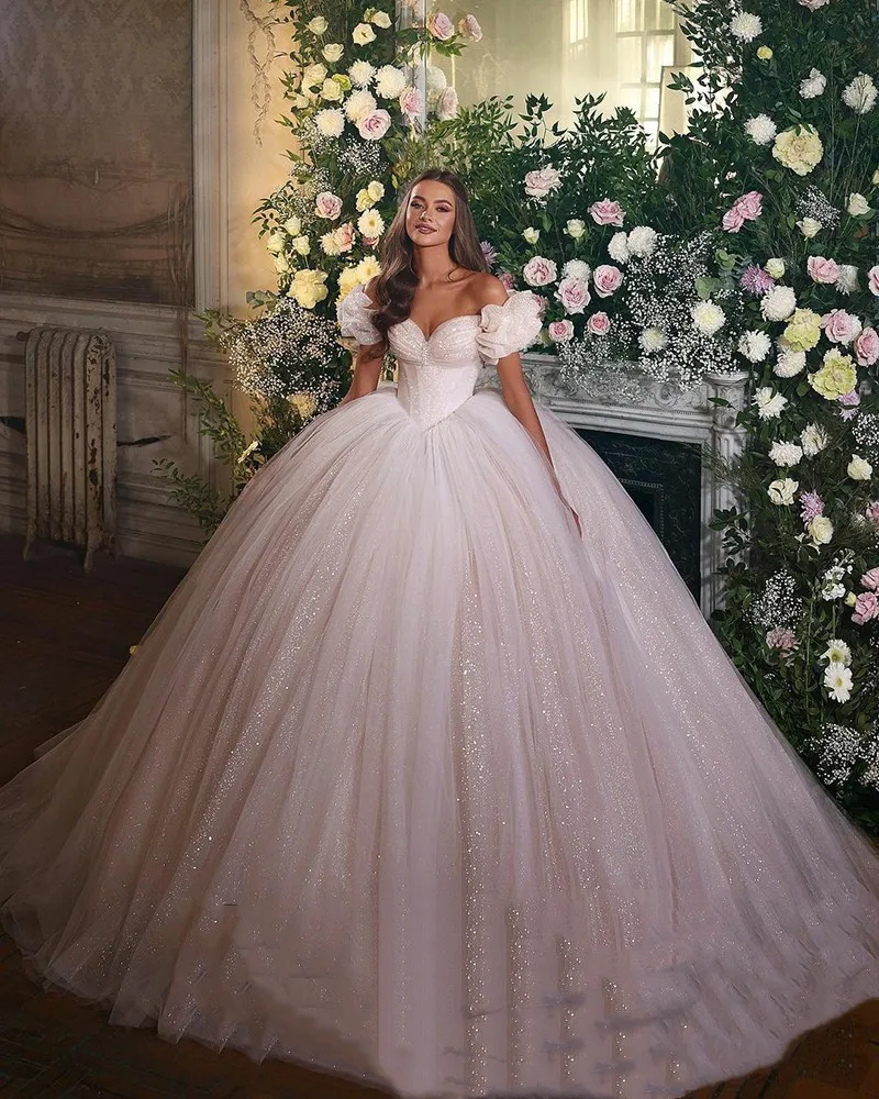 Abiti da sposa principessa con spalle scoperte abito da ballo con scollo a cuore arricciato abiti da sposa in Tulle glitterato Robe De Mariee Sweep Train