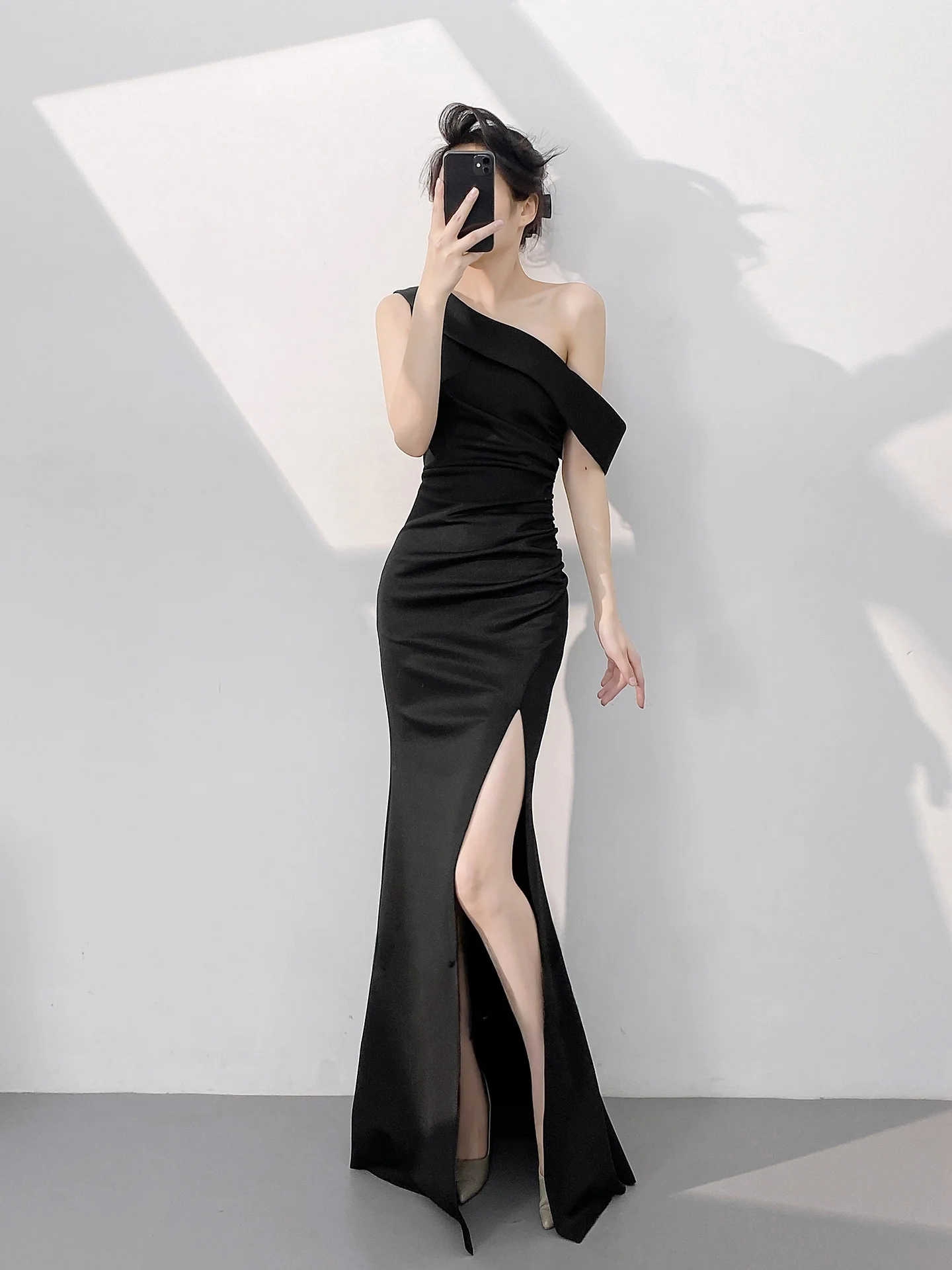 

Черное асимметричное вечернее платье с разрезом, длинное, приталенное, фасон «русалка», для ведущей, на день рождения, новогодний/годовой вечер, бальное платье, официальное платье