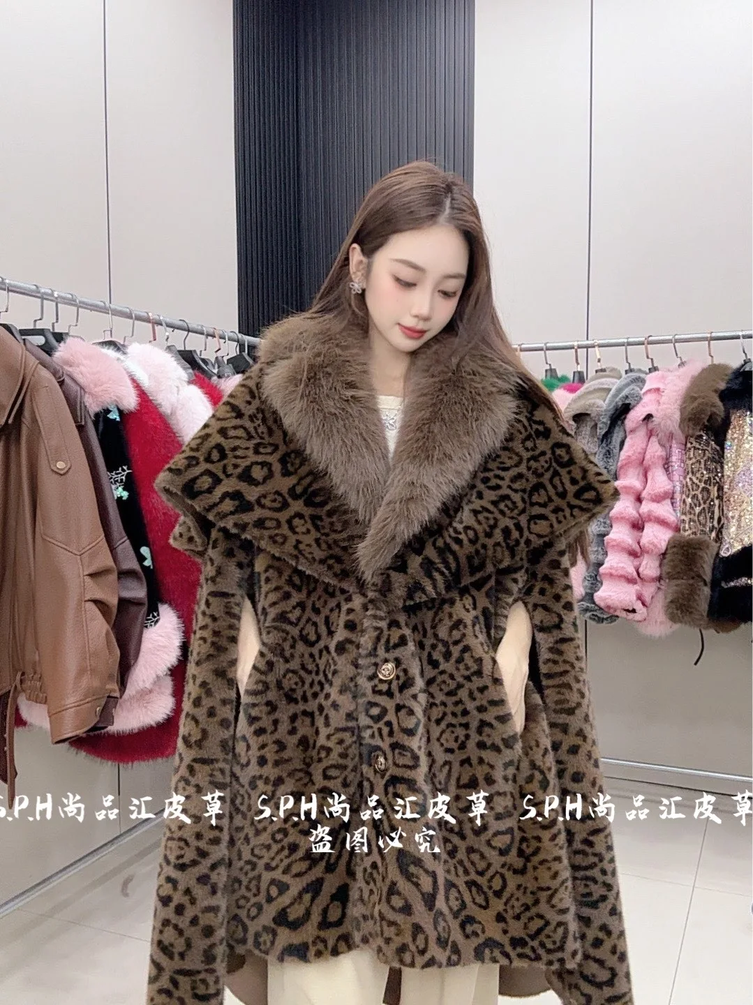 2025 Winter New Women's Faux Fur Cape Faux Fur Collar Warm Long Fur Coats Feminine Long Sleeve Loose Comfort Personality Coats