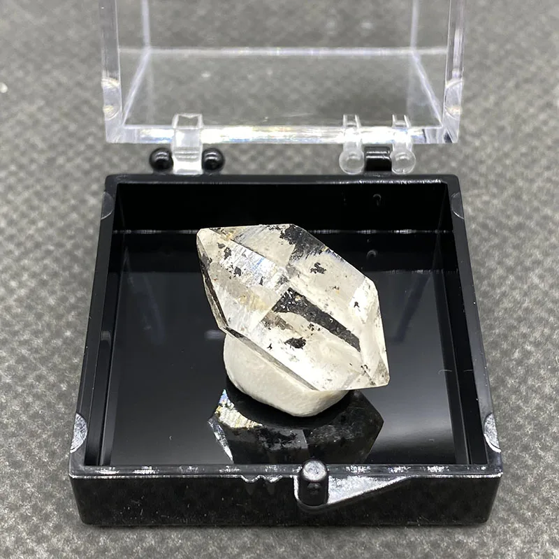 100% natural Herkimer diamond crystal diamond gemstone (can be made as a pendant) +Box size：35*35*35mm