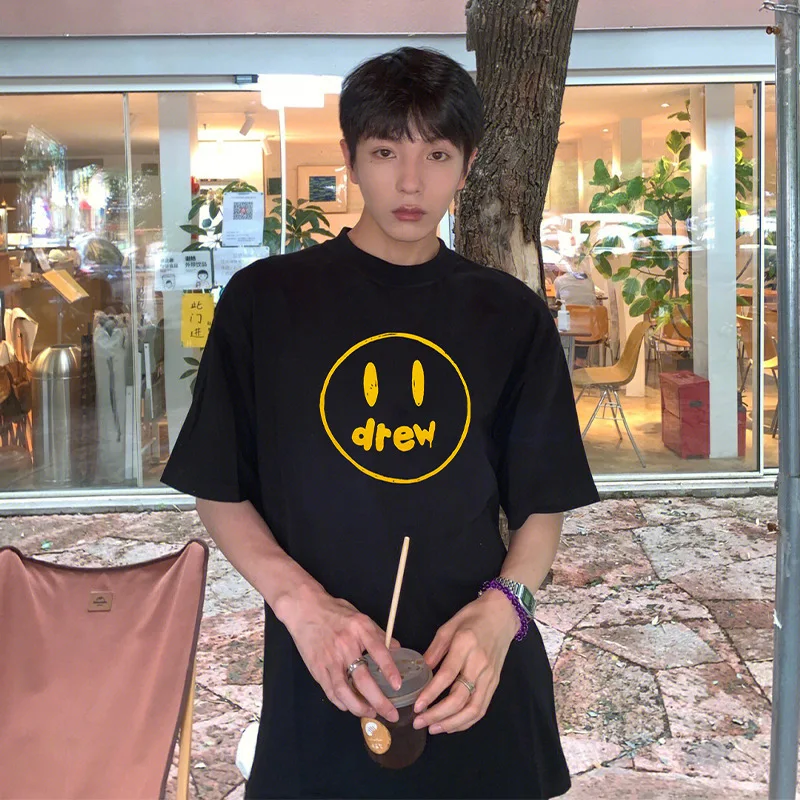 درو هاوس النمط الأوروبي الأمريكي رسمت باليد وجه مبتسم إلكتروني طباعة قصيرة الأكمام تي شيرت للجنسين عالية الشارع نصف كم