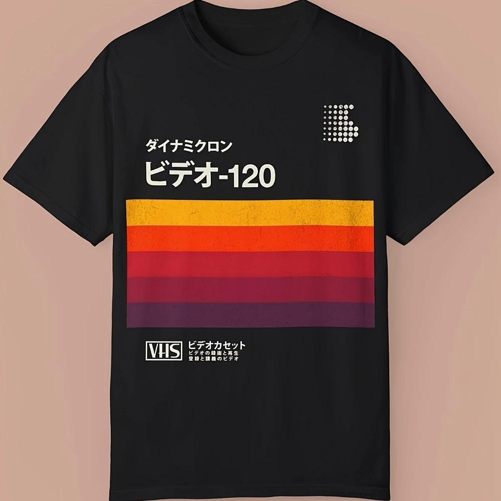 Camiseta preta com design de fita VHS vintage dos anos 80 e 90, adornada com caracteres japoneses.
