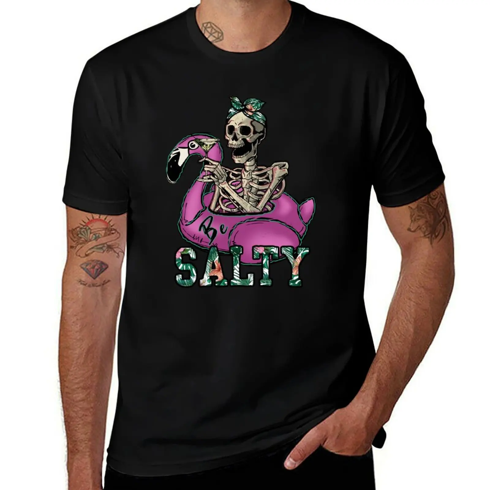 Camiseta Divertida y Hilarante de Verano con un Esqueleto "Be Salty" Montando un Flamenco Rosa, Camiseta para Vacaciones