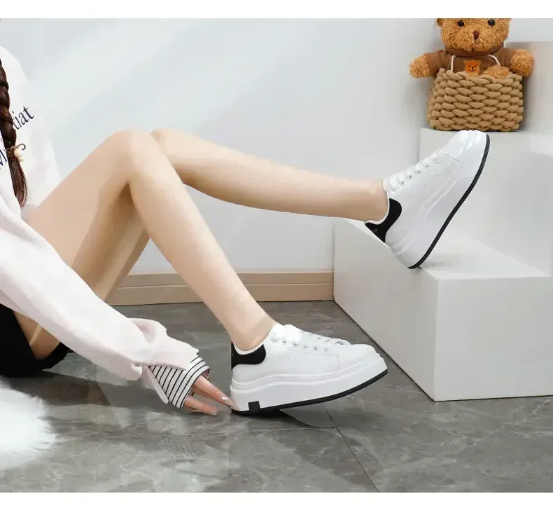 Unisex Sports Shoes in Black and White - Casualflowshop