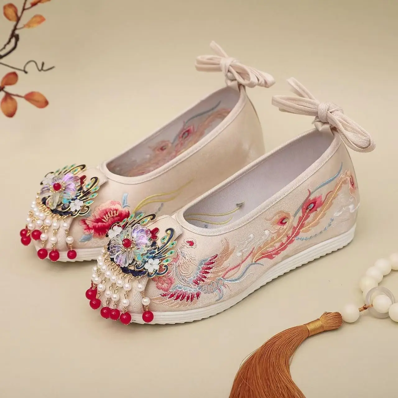 أحذية هانفو الصينية القديمة المطرزة منصة حمراء مع شرابة امرأة الزفاف التقليدية زي الإناث لتأثيري الزفاف