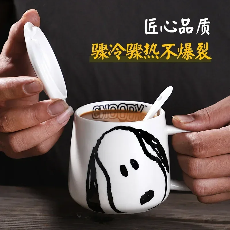 Bottiglia d'acqua Snoopy Paanuts Cartoon Tazze in ceramica Tazze da caffè con cucchiaio e coperchio Articoli di spedizione gratuiti Bottiglia d'acqua per bevande Kawaii