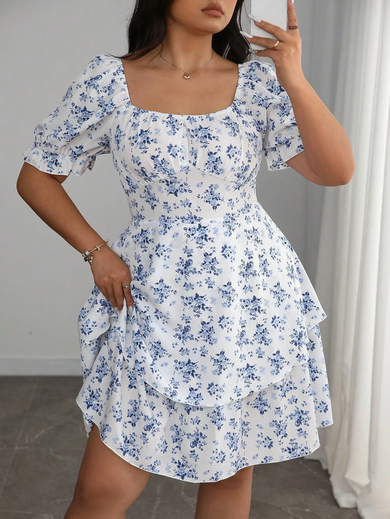 

Элегантное летнее платье А-силуэта с короткими рукавами, сине-белым цветочным принтом и оборками по низу, во французском стиле