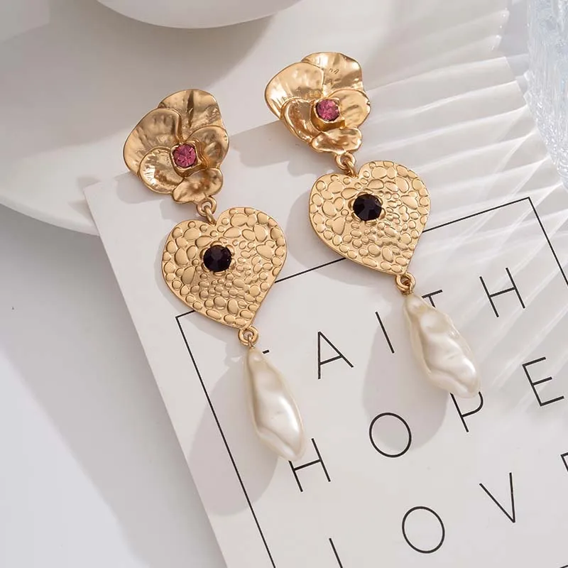 

Exquisite Design European American Elegance Western Retro Exaggerated Pearl Earrings Zircon Relief Fashionable Love Temperament