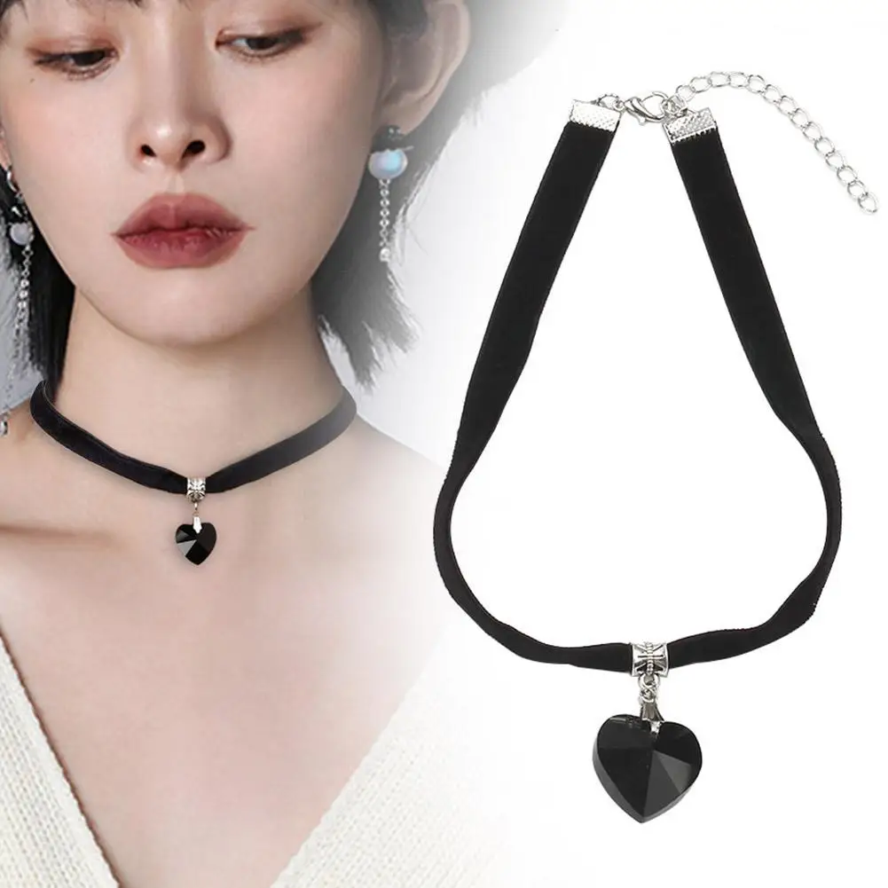 Retro Vintage Gothic Chocker Harajuku Love Heart Chokers Black Heart Pendant Goth Velvet Necklace Crystal Choker Q2T2