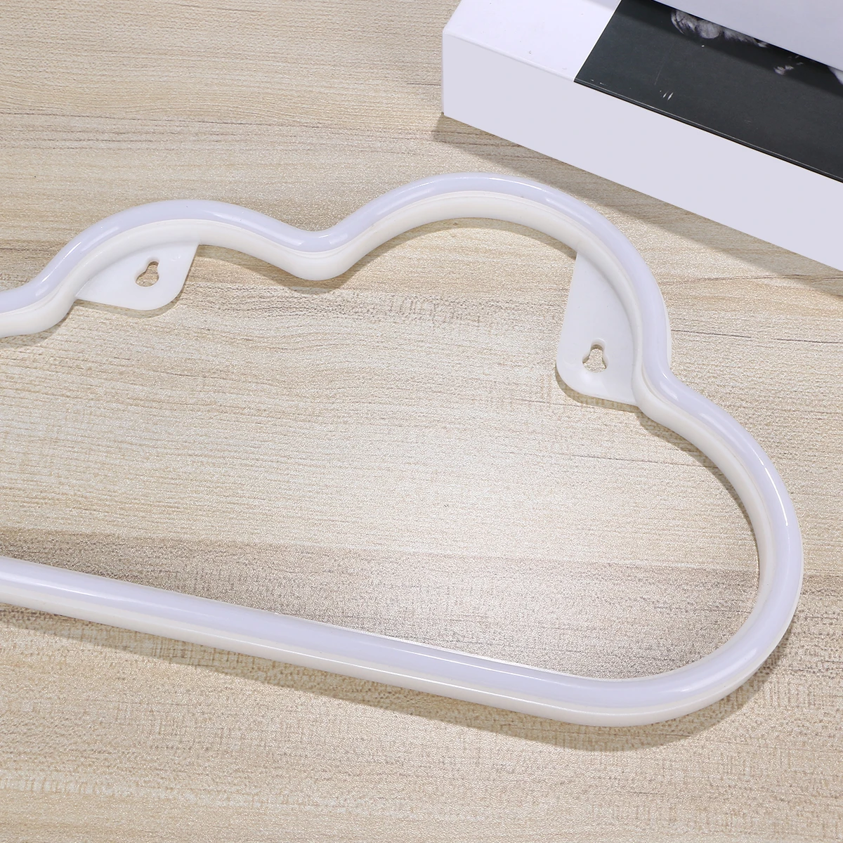 

LED Neon Sign Cloud Shaped Night Light Low Power Consumption Decorative Table Lamp for Bedroom Living Room Party Gifts