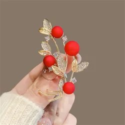 Fashion Christmas Red Flower Leaf Brooch Pins for Women Elegant Rhinestone Crystal Pearl Coat Dress Hat Suits Jewelry Decoration