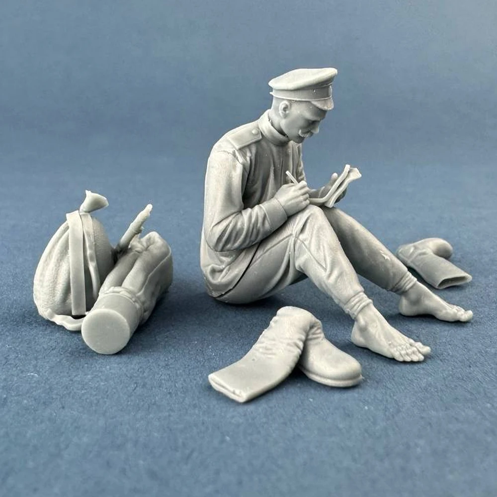 1/35 Russian soldiers are writing letters, Resin Model figure soldier, Military themes, Unassembled and unpainted kit
