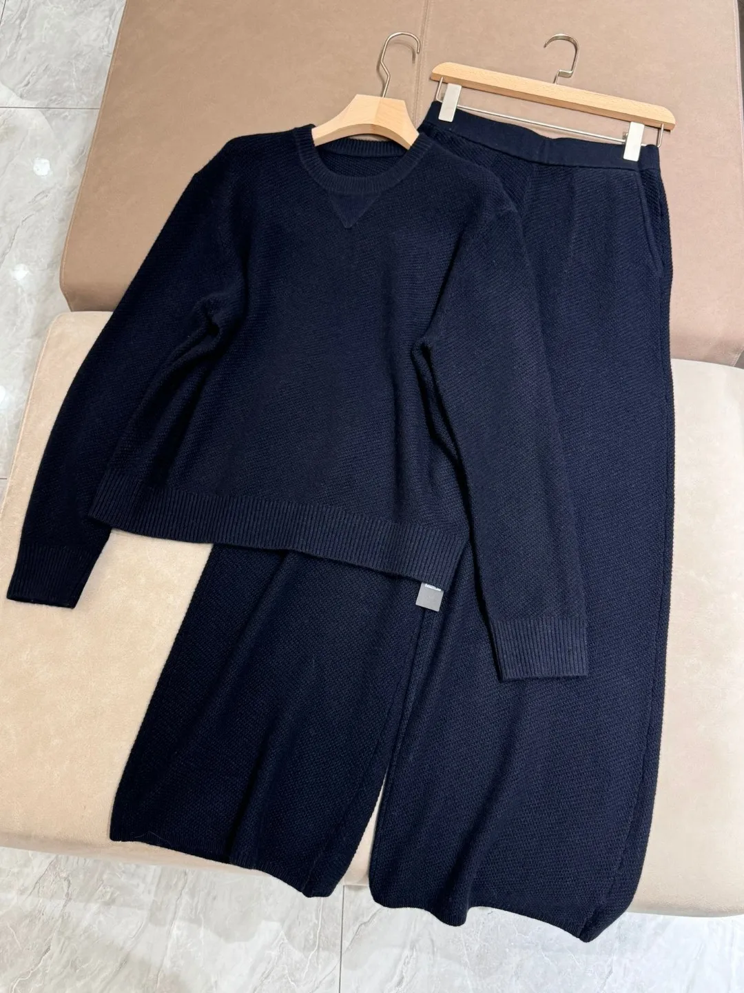 Casual luxurious solid color knitted pants suit