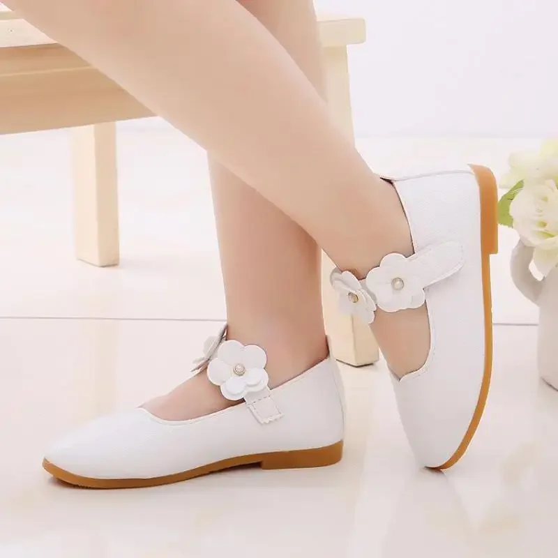 2019 estate Ragazze Principessa Scarpe in pelle per bambini Scarpe eleganti Sandali Fiori Moda Matrimonio bianco Scarpe basse per la scuola dei