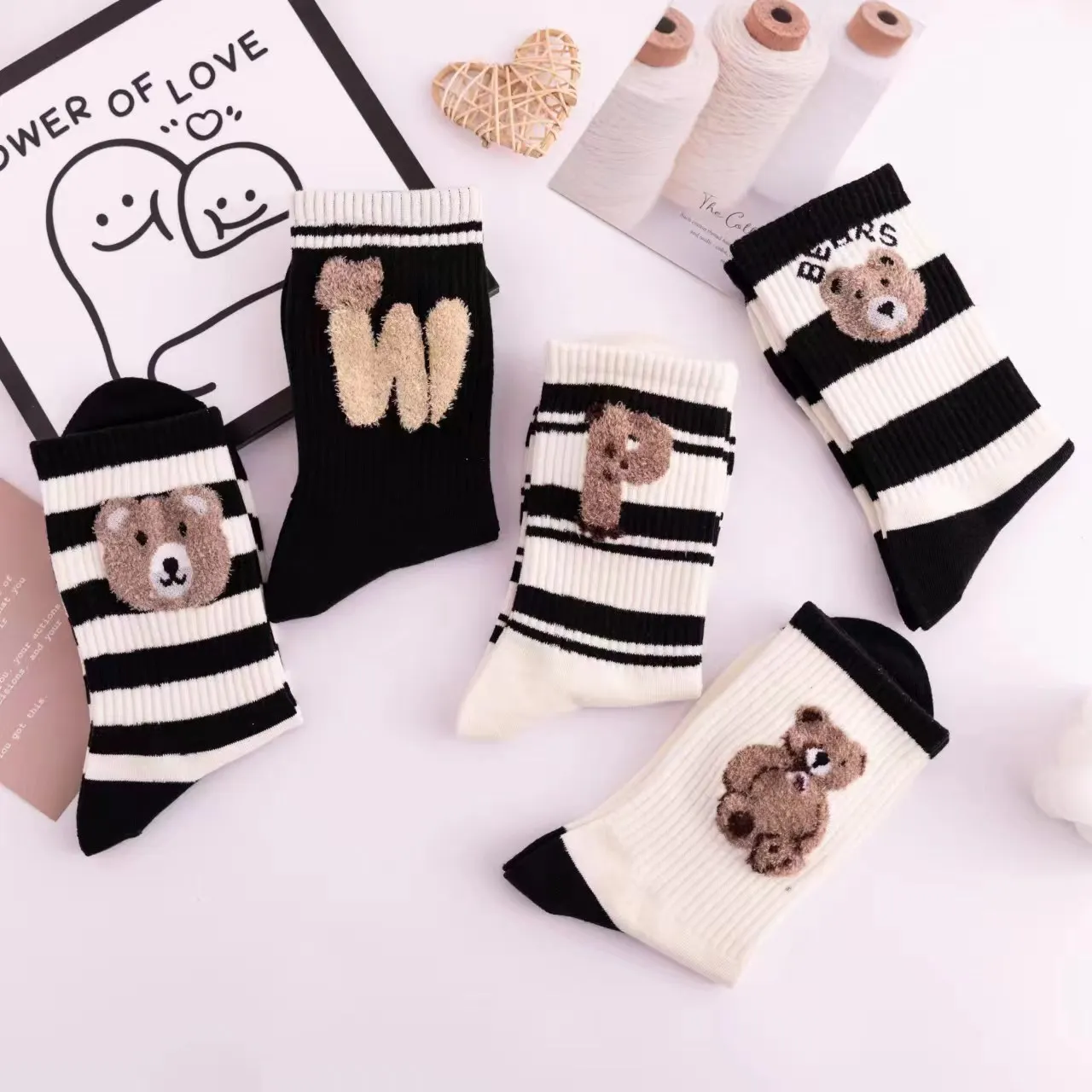 5 paia di calzini da donna 1 Set di cotone primavera autunno inverno caldo tubo centrale Cartoon Bear bianco nero stile coreano calzini a righe Pack