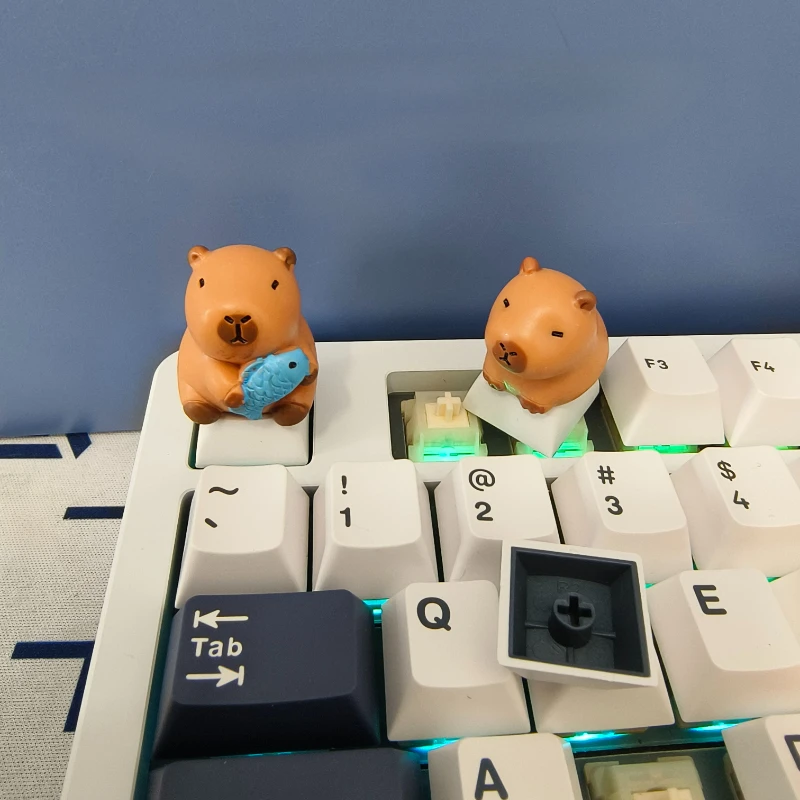 Handgemachte DIY benutzerdefinierte Tastenkappe Kapibara Hold Fish süße Tastenkappen für mechanische Tastaturkappen Harz handwerkliche Tastenkappen Spielzeug Urlaubsgeschenke