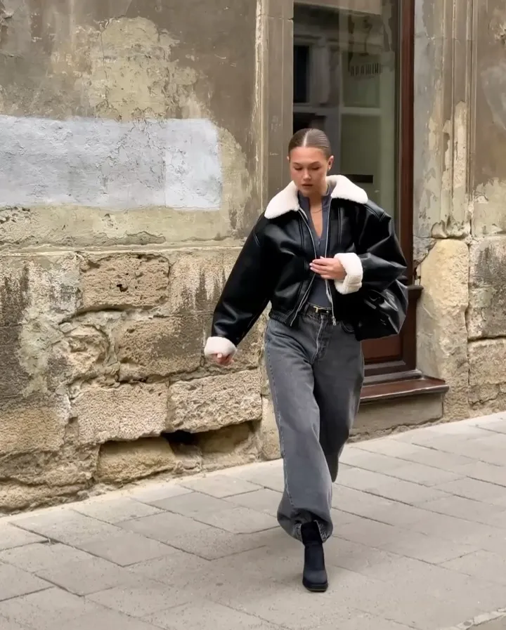 Giacca da donna in pelle con collo in pelliccia sintetica Moda nera con risvolto a contrasto Manica intera Giacche corte larghe 2025 Cappotto da strada invernale da donna