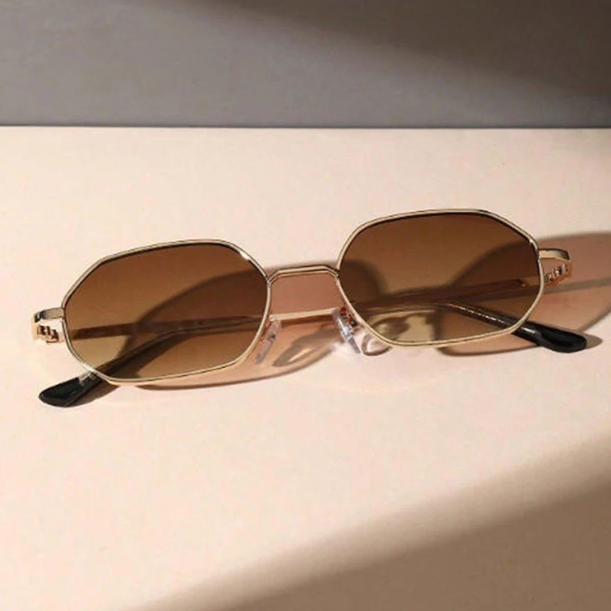 1 Pair of Women's Thin-Frame Polygonal Fashion Glasses, Gentle and Luxurious, Simple and High-End, Make the Face Look Smaller, Versatile Women's Glasses, Suitable for Casual Outings, Afternoon Tea, Check-Ins, and Outdo