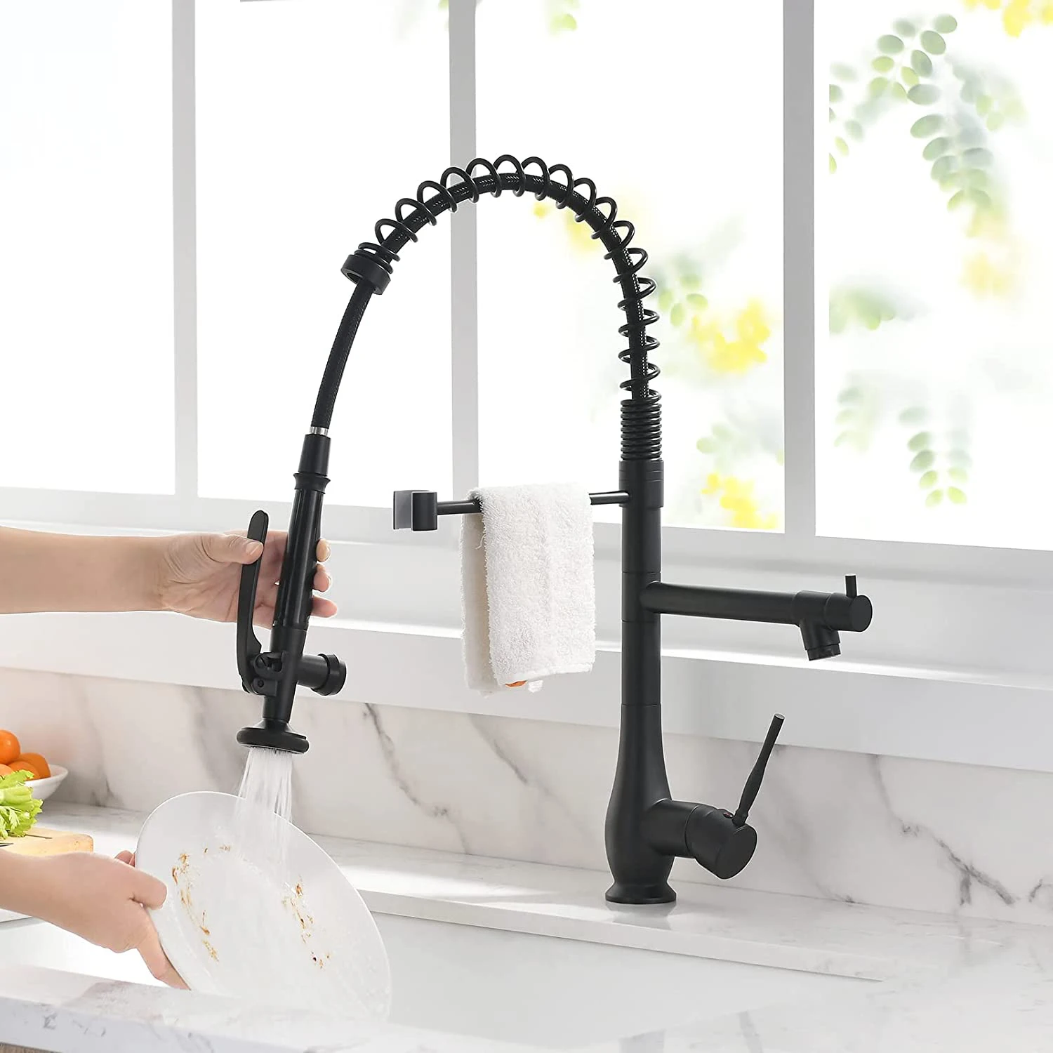 Rubinetto da cucina Rubinetto moderno in ottone Rubinetto da cucina con spruzzatore estraibile a molla per lavello