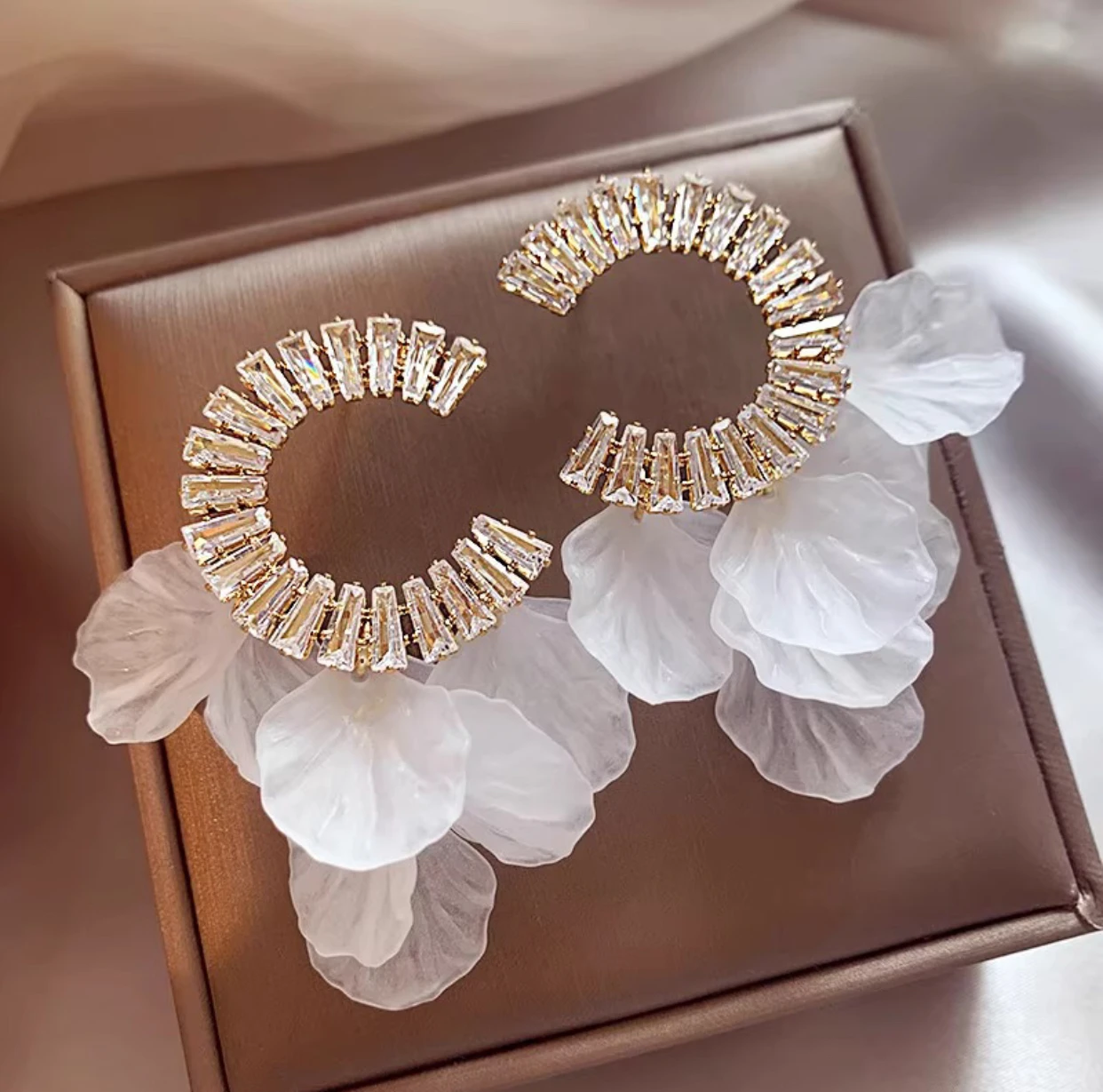 

6.3*4 cm shell petal C ring luxury zircon earrings for women, design sense, niche temperament earrings, unique 2025 new ear