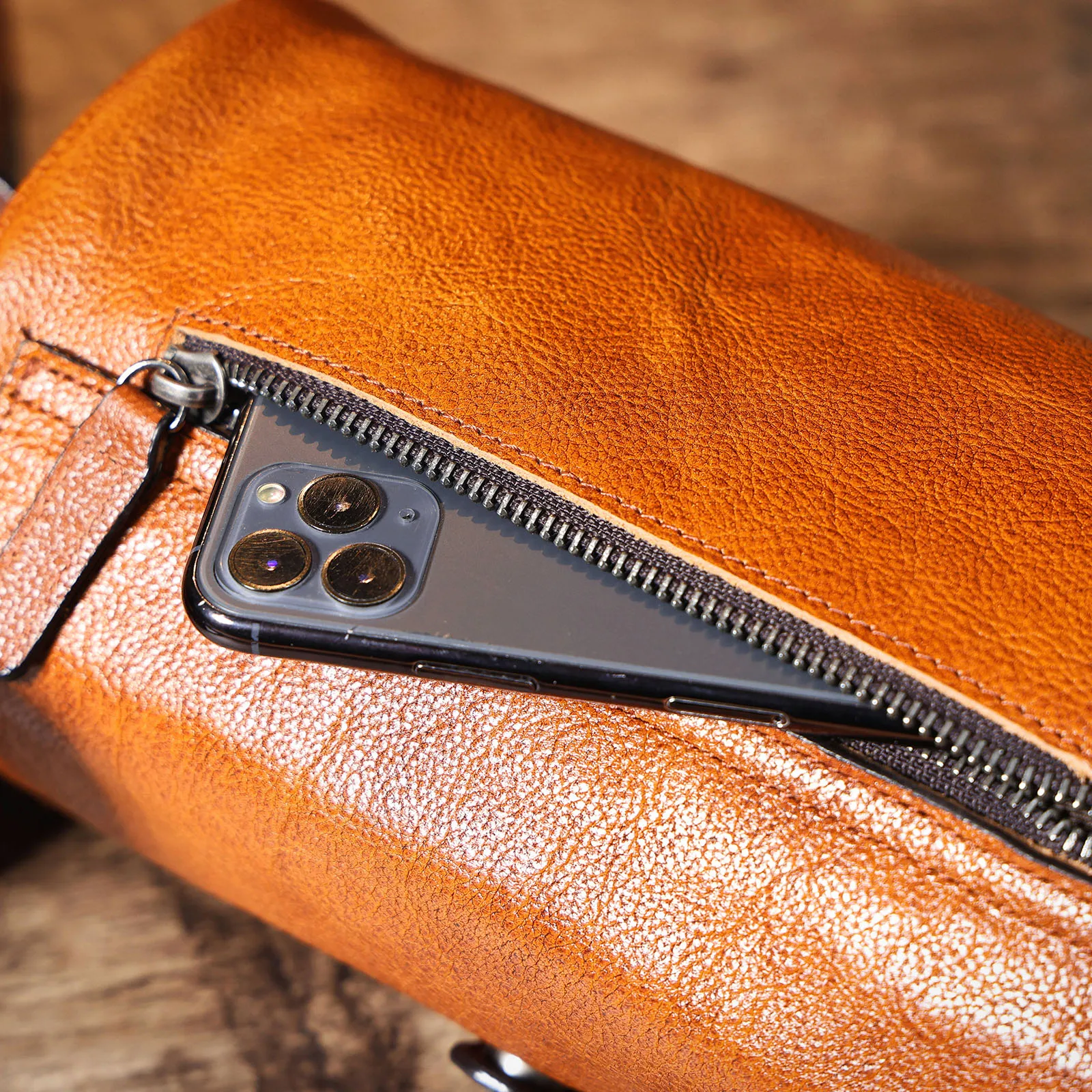 S.worker Echtleder Herren Mode-Umhängetasche aus hochwertigem Rindsleder, Unisex Handgefertigte Casual Zylindertasche – Detail 21