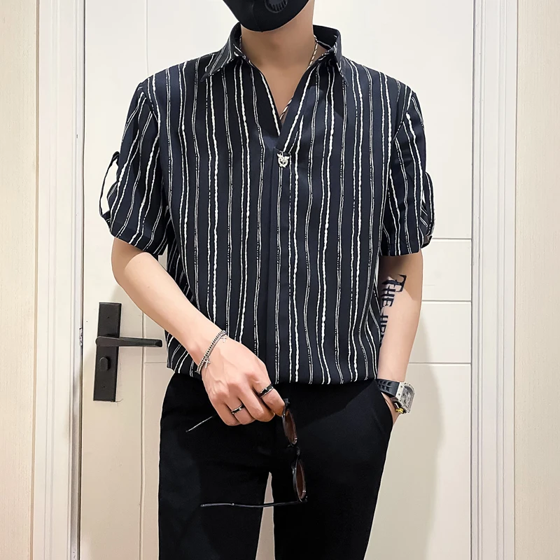 

Летняя мужская рубашка-пуловер в британском стиле, модные мужские рубашки с v-образным вырезом и короткими рукавами, уличная корейская модная социальная блузка для мужчин