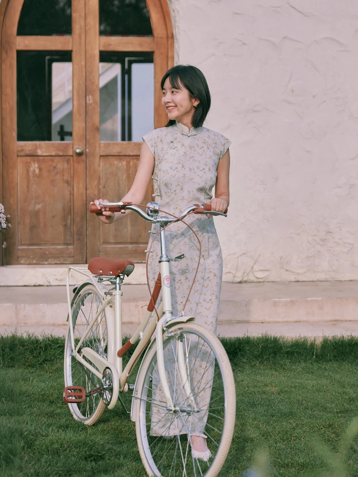 

Летнее новое платье средней длины из шелкового хлопка с пуговицами, изящным дизайном и низким разрезом, для повседневной носки, в винтажном стиле