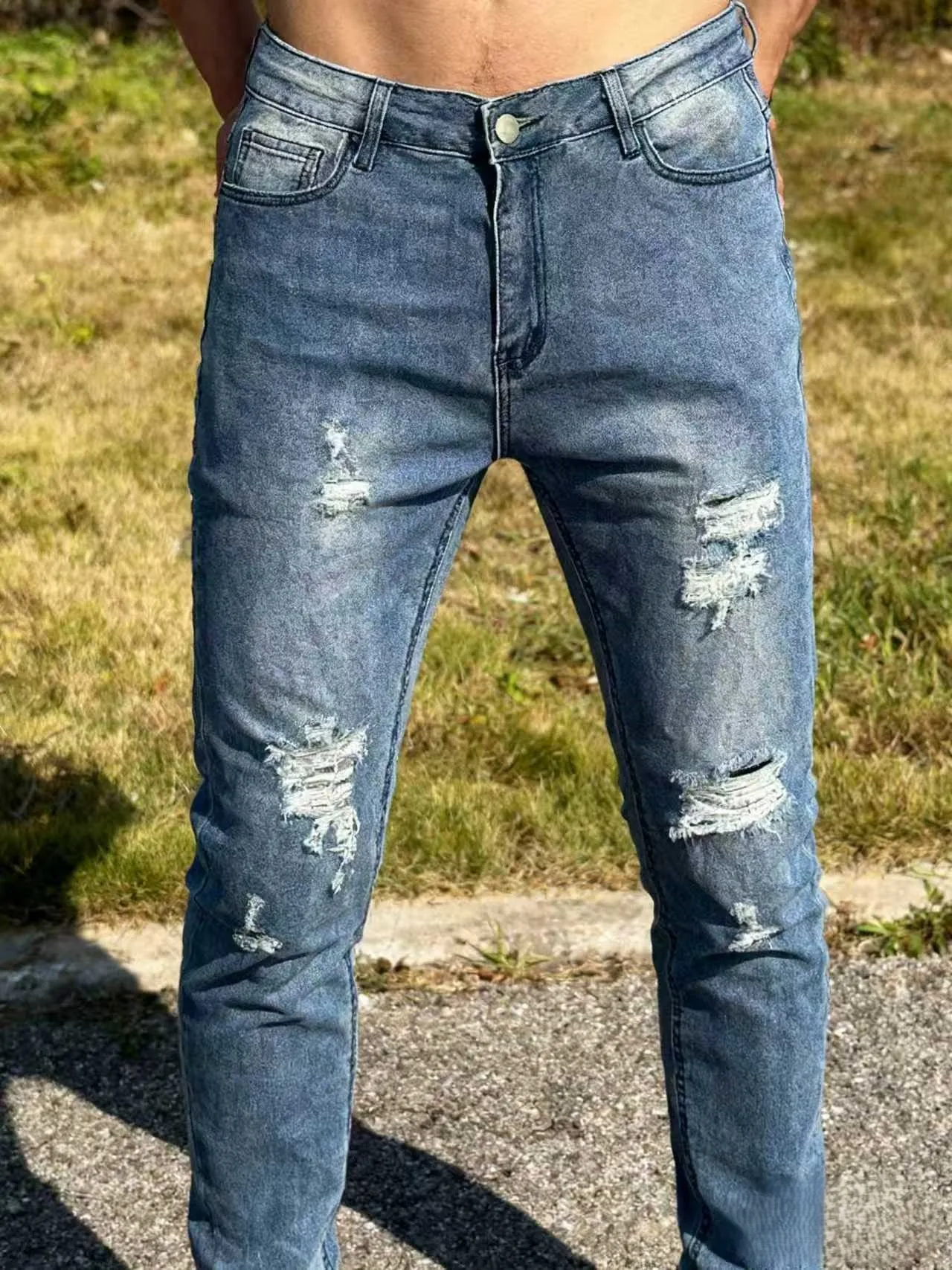 جينز دينم متعثر للرجال | بنطال مدبب نحيف باللون الأزرق الفاتح | تفاصيل ممزقة على الركبتين والفخذين، لمسة نهائية من الحافة الخام #4