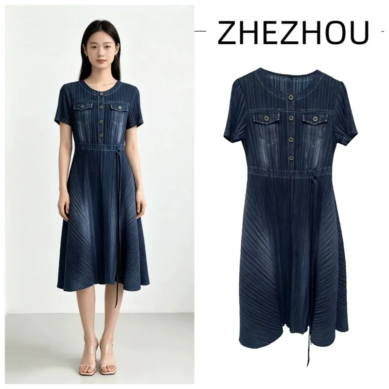 Miyake Plissee-Kleider 2026 Sommer Neu Faux-Denim-Print Plissee-Kleid Kurzarm Rundhals Taillengürtel Schmal geschnittenes Faltenkleid in Midilänge
