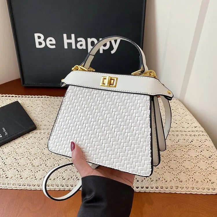 

Vintage Woven Women's Tote, Versatile Large-Capacity Shoulder Crossbody Bag for Retro Commute Style