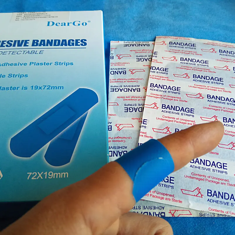 

100pcs 72*19mm blue strip waterproof band aid metal detectable plaster food bandaid wound paste BRC certification examination