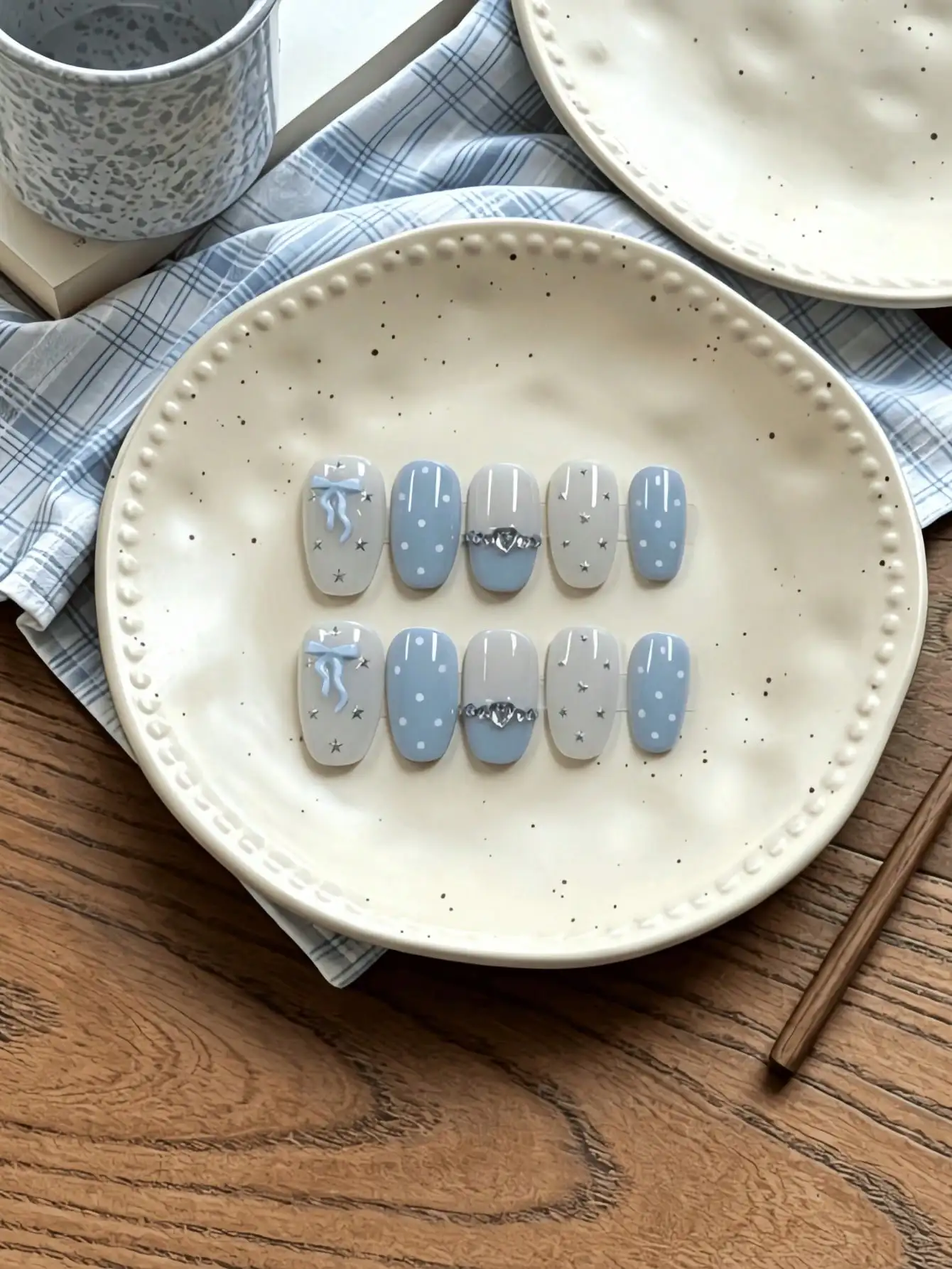 0 Pieces of Handmade Oval Full-Cover Nail Tips, Medium-Short Length, Blue and White Polka Dots, Fresh Korean Style, Suitable for Women and Girls, Ideal for Daily Commuting, Dating, and Outings, Perfect as a Gift, Comes with 1 Piece of Jelly Glue and 1 Nail File