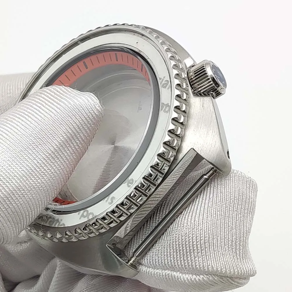 A caixa de 45 mm é adequada para movimentos NH35/NH36, com cristal de safira, coroa laranja e caixa de aço inoxidável 316L