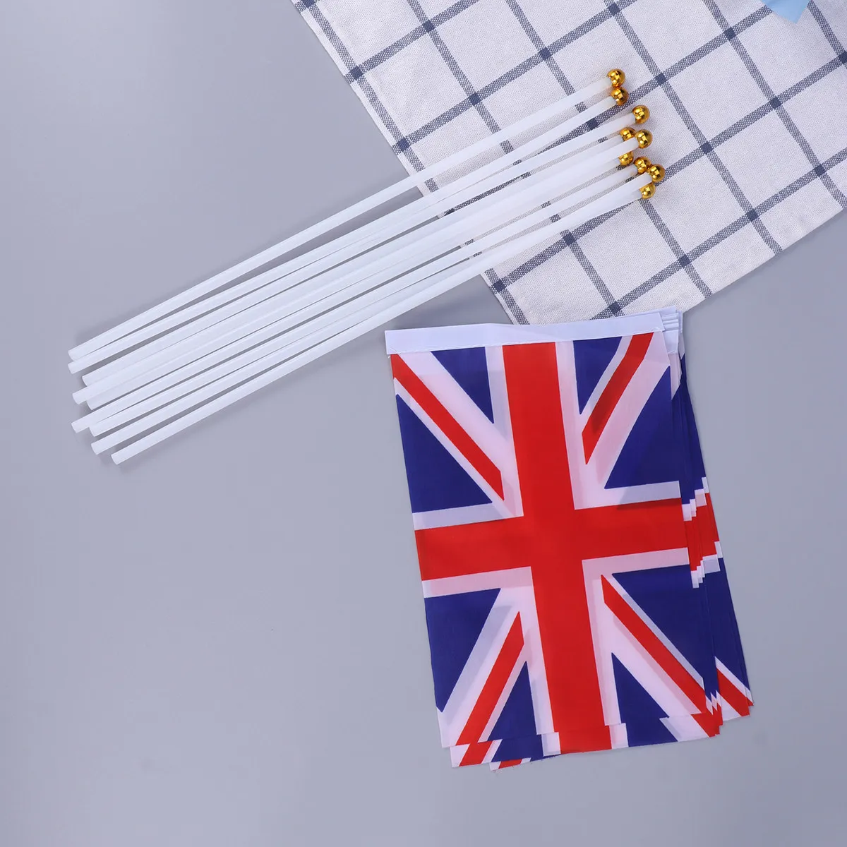 50Pcs Uk Handheld Flag Britain Polyester Mini Waving Flag with Gold White Stick for Car Parade Wall Decoration