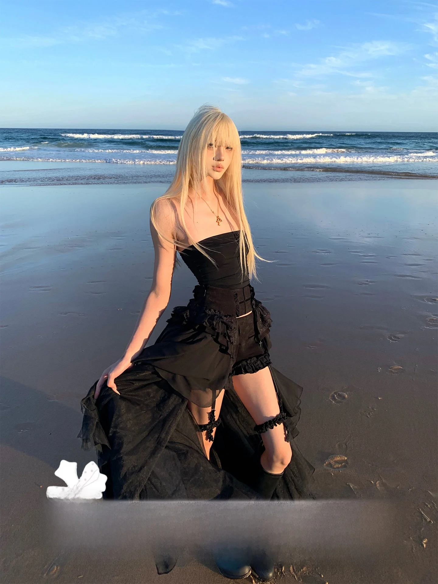 

Комплект из трех предметов Rase Le Sol 'Swan Song' Black Atmosphere Sensation: топ-бюстье, короткие брюки и сетчатая юбка до колен. Женская мода.